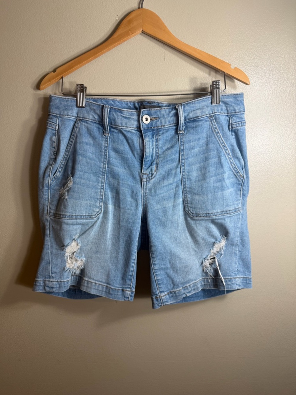 Torrid Distressed Denim Shorts Size 12 Light Wash Stretch 7” Inseam Mid Length